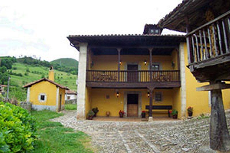 La Corrolada Guest House Avin Exterior photo